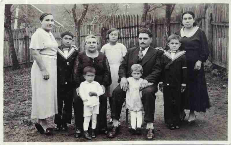 Konstantin i Draginja Maksimovic sa decom, ~1936.
