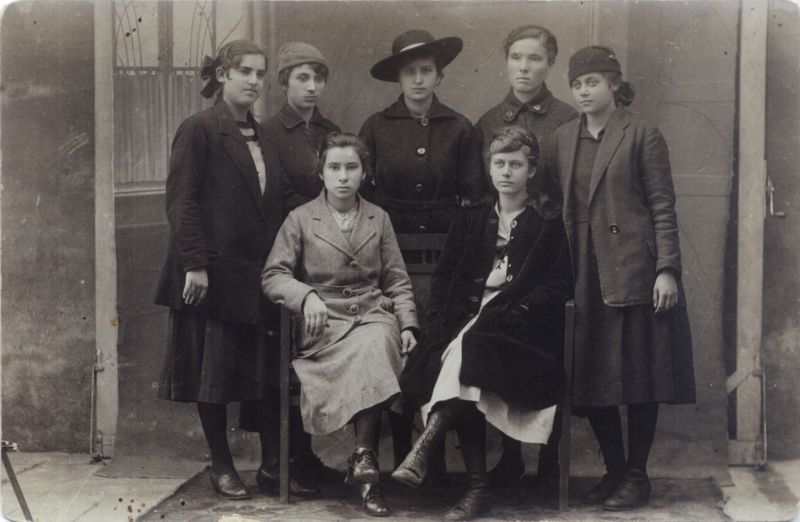 Draginja M. Jovanovic sa drugaricama iz uciteljske skole, ~1921.