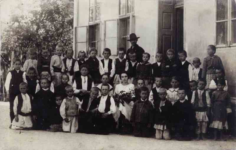 Draginja M. Jovanovic sa svojim ucenicima u Porodinu, 05.06.1922.