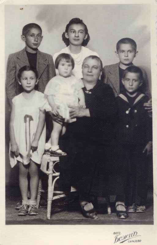 Draginja M. Jovanovic sa unucima, ~1941.