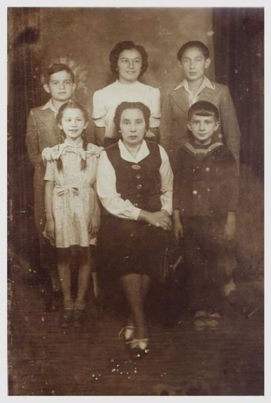 Draginja M. Jovanovic sa sinovima Ilijom, Veselinom i Manojlom i cerkama Bratislavom i Ljiljanom, ~1942.