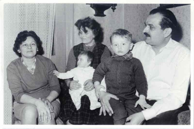 Bratislava Maksimovic, Veselin i Mirjana Maksimovic sa decom Draganom i Draganom