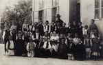 Draginja M. Jovanovic sa svojim ucenicima u Porodinu, 05.06.1922.