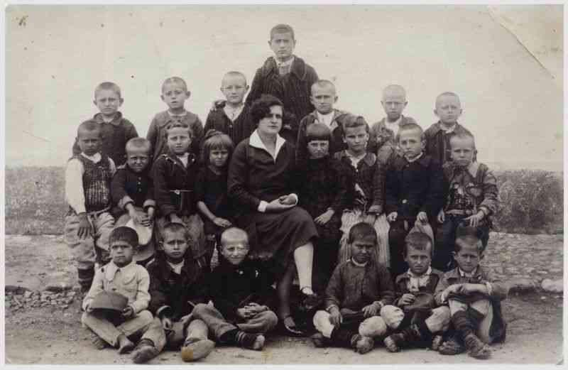Nastasija Maksimovic sa svojim ucenicima, ~1935