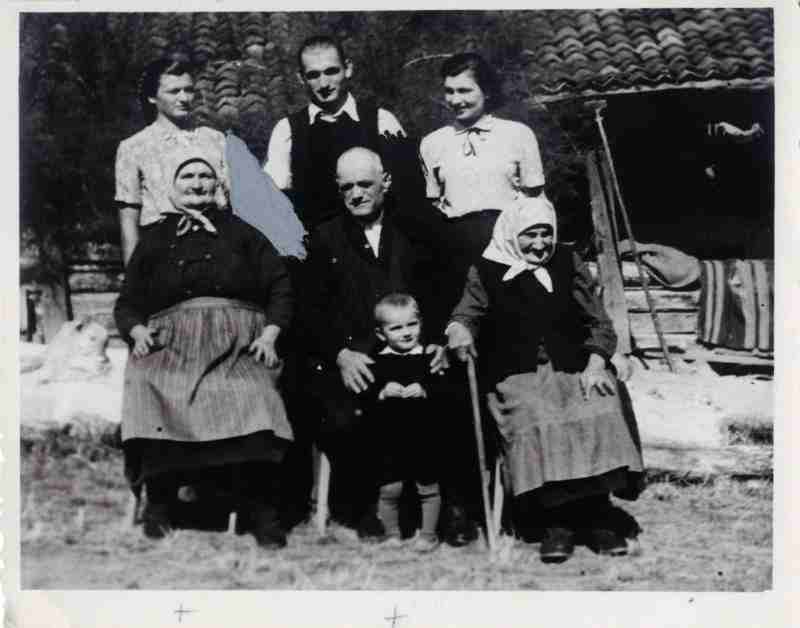 Mileva Maksimovic sa sinom Ljubomirom Gacicem, snajom Danicom sa majkom Milevom, unucima Vlastimirom i Bisenijom i praunukom Radisavom