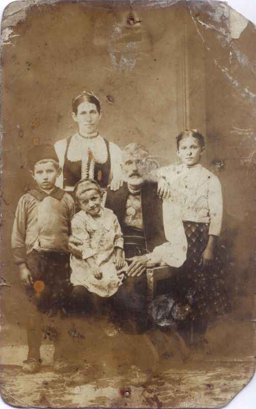 Miloje Gacic, Ljubica Prokic, Mihajlo, Darinka i Leposava Gacic, ~1920.