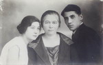 Radmila Mladenović, Vasilija Petrović i Dragomir Niketić, ~1927.