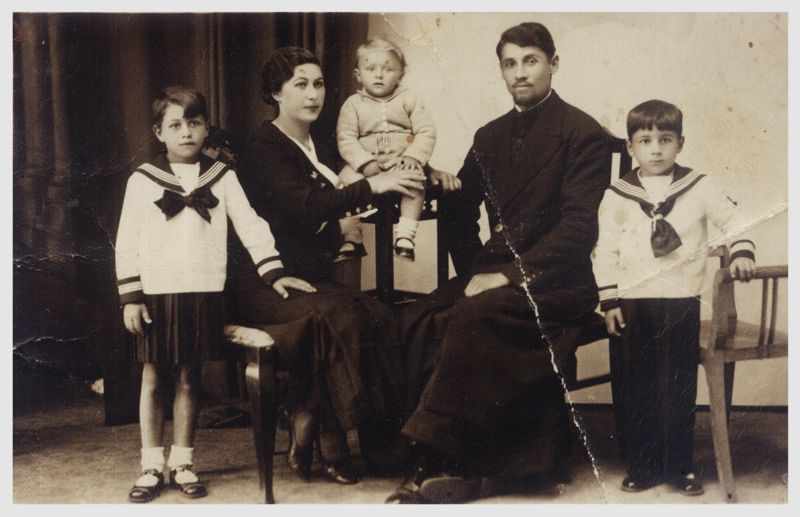 Dragomir i Radmila Niketić sa decom Mirjanom, Konstantinom i Rankom, ~1936.