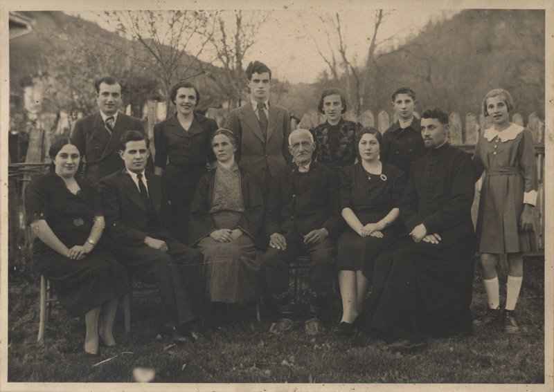 Konstantin i Savka Niketić sa decom i snajama, ~1937.