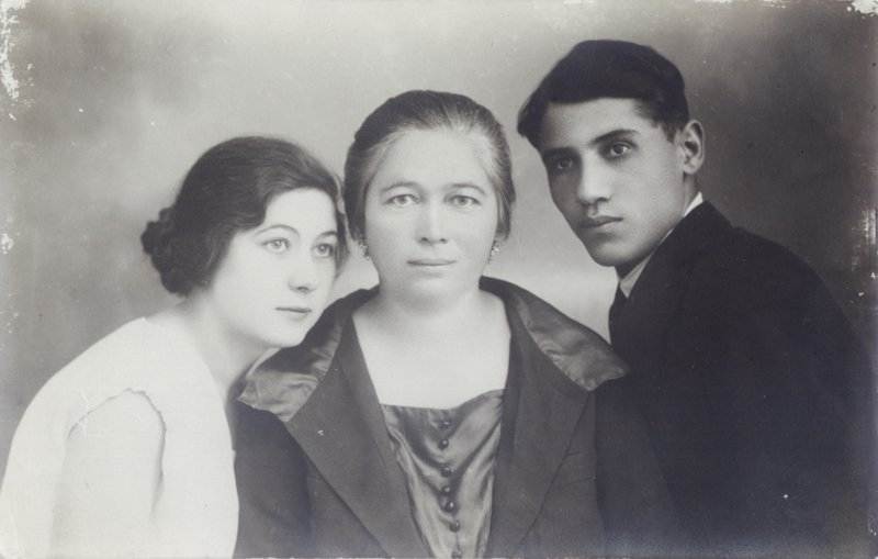 Radmila Mladenovic, Vasilija Petrovic i Dragomir Niketic, ~1927.