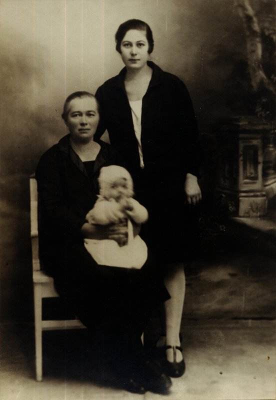 Vasilija Petrovic, Radmila Mladenovic i Mirjana Niketic, ~1928.