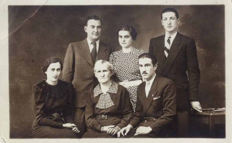 Ranka Nikitic sa decom Dragim, Radomirom, Radom i Nikolom Nikolic, 1937.