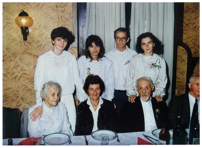 Dragomir Niketic sa unucima Radmilom, Draganom, Draganom i Jelenom, 1990.
