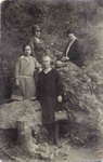 Vasilija S. Petrović sa sestrom Živkom i prijateljicama