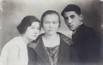 Radmila Ž. Mladenović, Vasilija S. Petrović i Dragomir K. Niketić, ~1927.