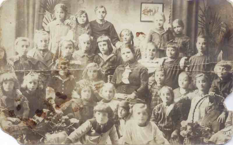 Radmila Ž. Mladenović na polasku u školu, septembar 1918.