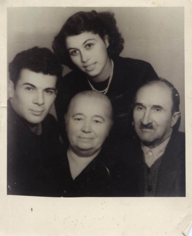 Vasilija S. Petrović sa unucima Mirjanom i Konstantinom D. Niketić i suprugom Brankom Brankovićem