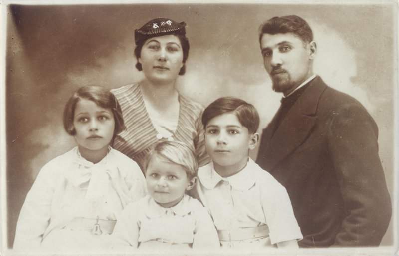 Dragomir i Radmila Niketic sa decom Mirjanom, Konstantinom i Rankom, ~1937.
